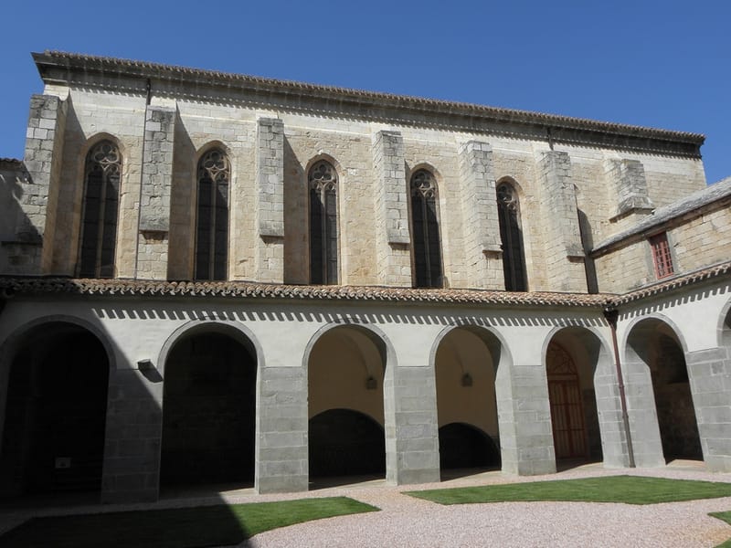 Le cloître et la nef de l’abbaye de Caunes-Minervois