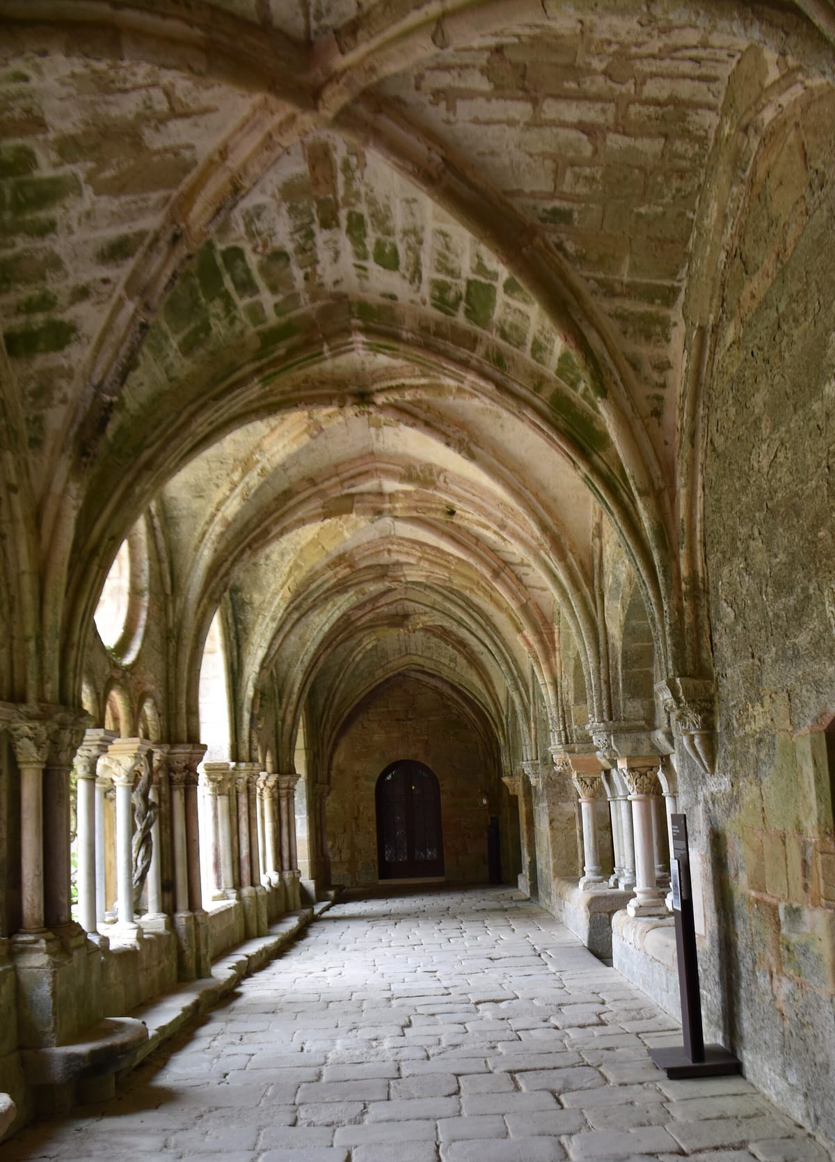 La galerie voûtée du cloître de l’abbaye de Fontfroide
