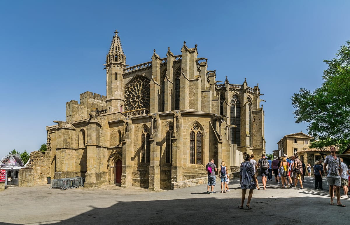 La basilique Saint-Nazaire, ses contreforts et sa rosace, au cœur de la Cité