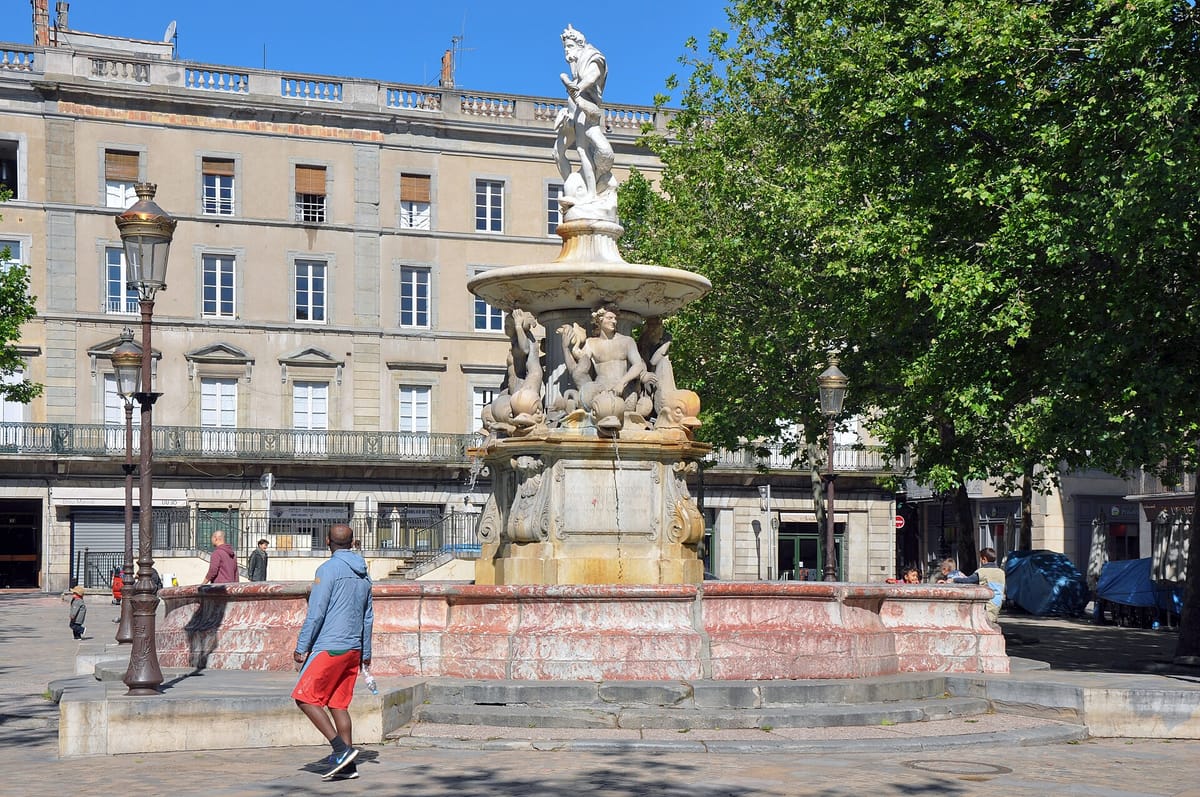 La fontaine de Neptune sur la place Carnot, dans la Bastide Saint-Louis