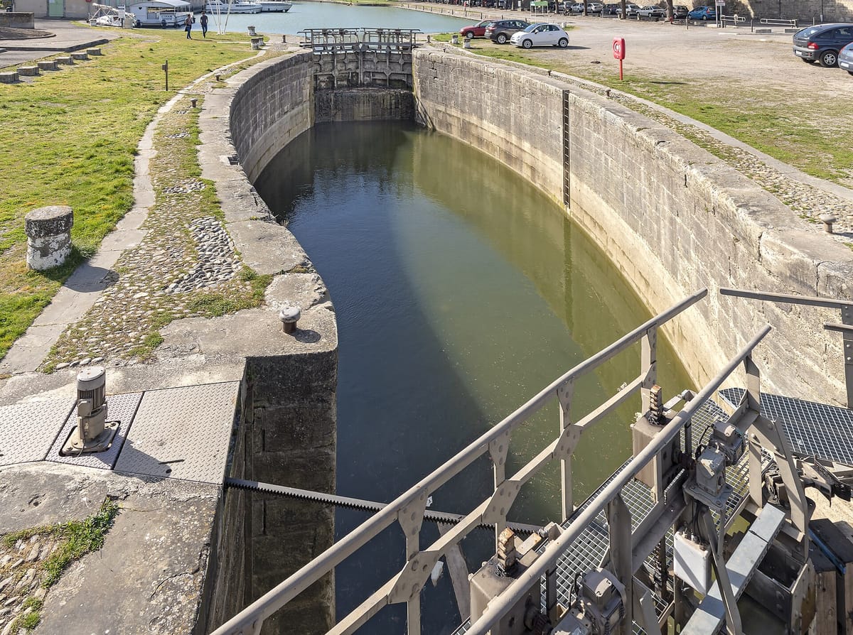 L’écluse du Canal du Midi à Carcassonne, vue depuis le pont Marengo