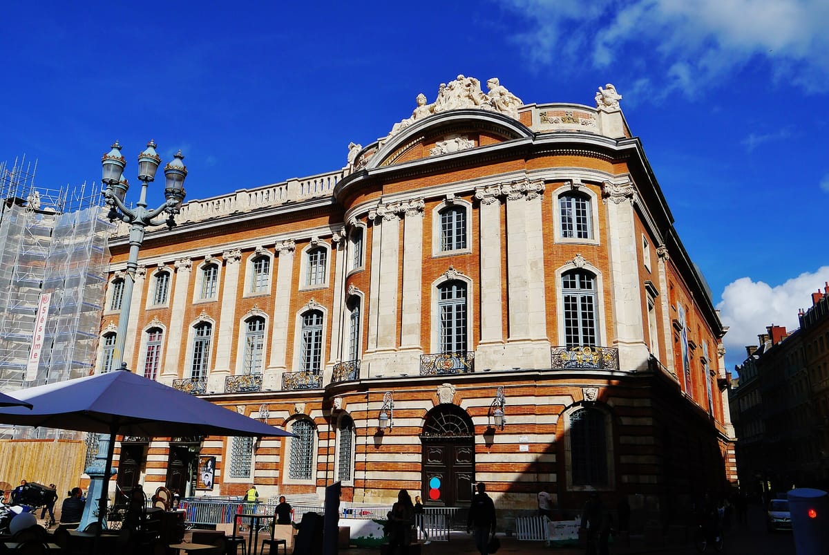 La façade du Capitole de Toulouse en brique et pierre (photo d’archive, échafaudage visible à gauche)