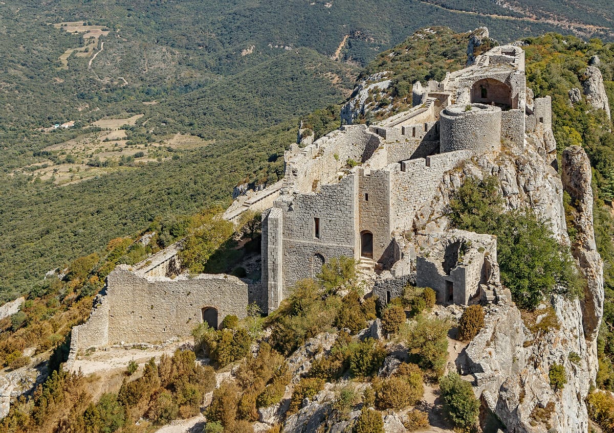 La citadelle de Peyrepertuse étirée sur sa crête rocheuse des Corbières