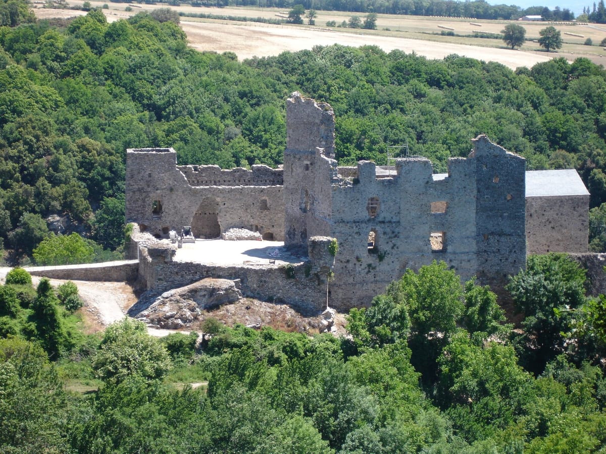 Les ruines du château de Saissac dans la verdure de la Montagne Noire