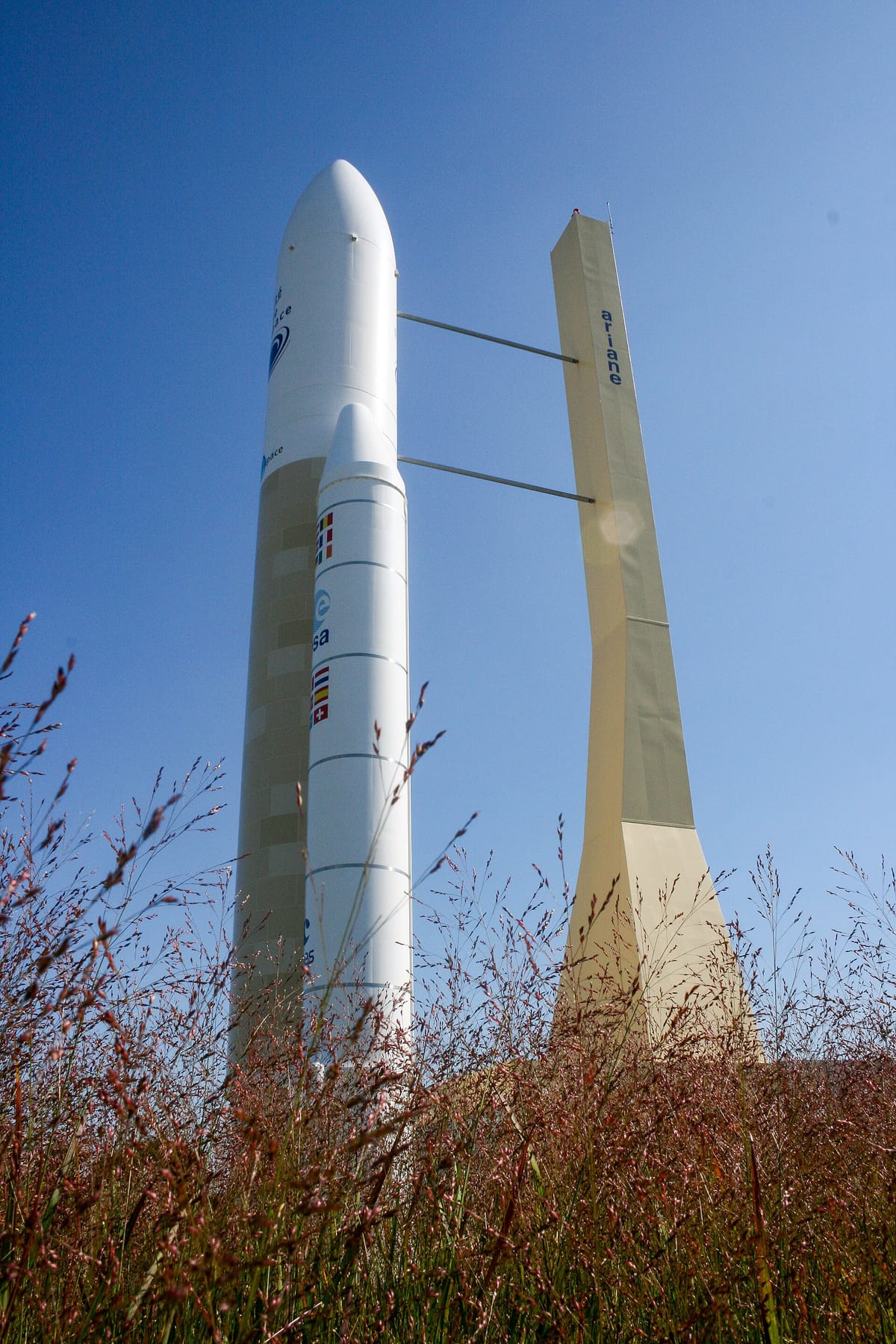 La réplique grandeur nature de la fusée Ariane 5 dans les jardins de la Cité de l’espace