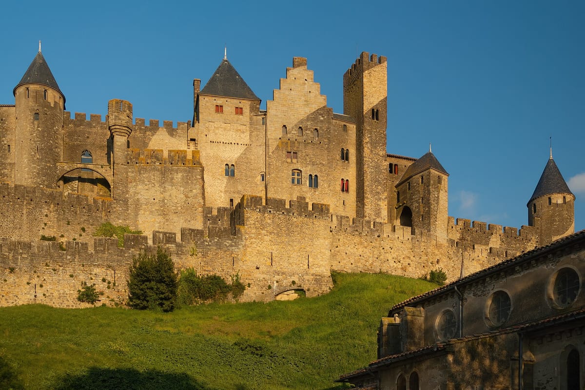 Les remparts et les tours de la Cité de Carcassonne sous un ciel bleu