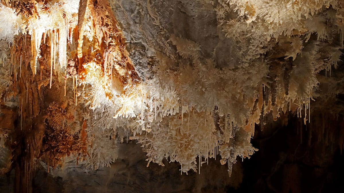 Concrétions et draperies minérales dans le gouffre géant de Cabrespine
