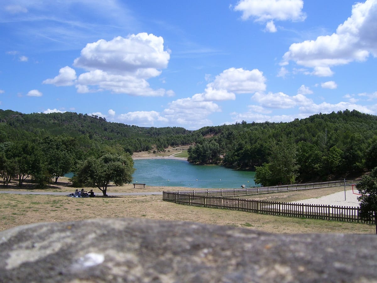 Le lac de la Cavayère entouré de collines boisées, près de Carcassonne