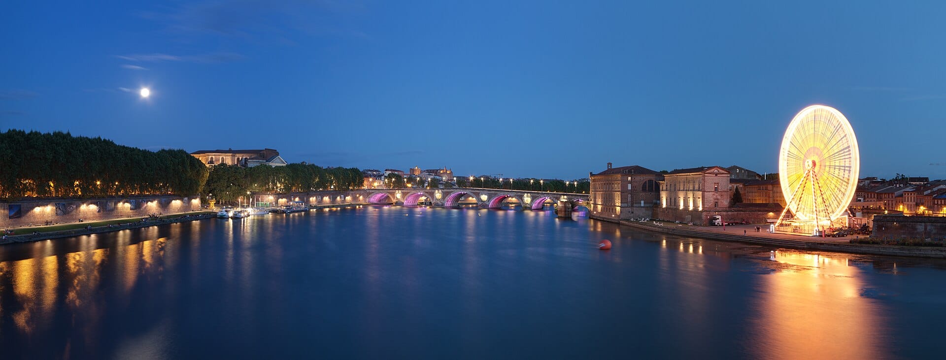 Les quais de la Garonne à Toulouse à la tombée de la nuit, vus du pont Saint-Pierre